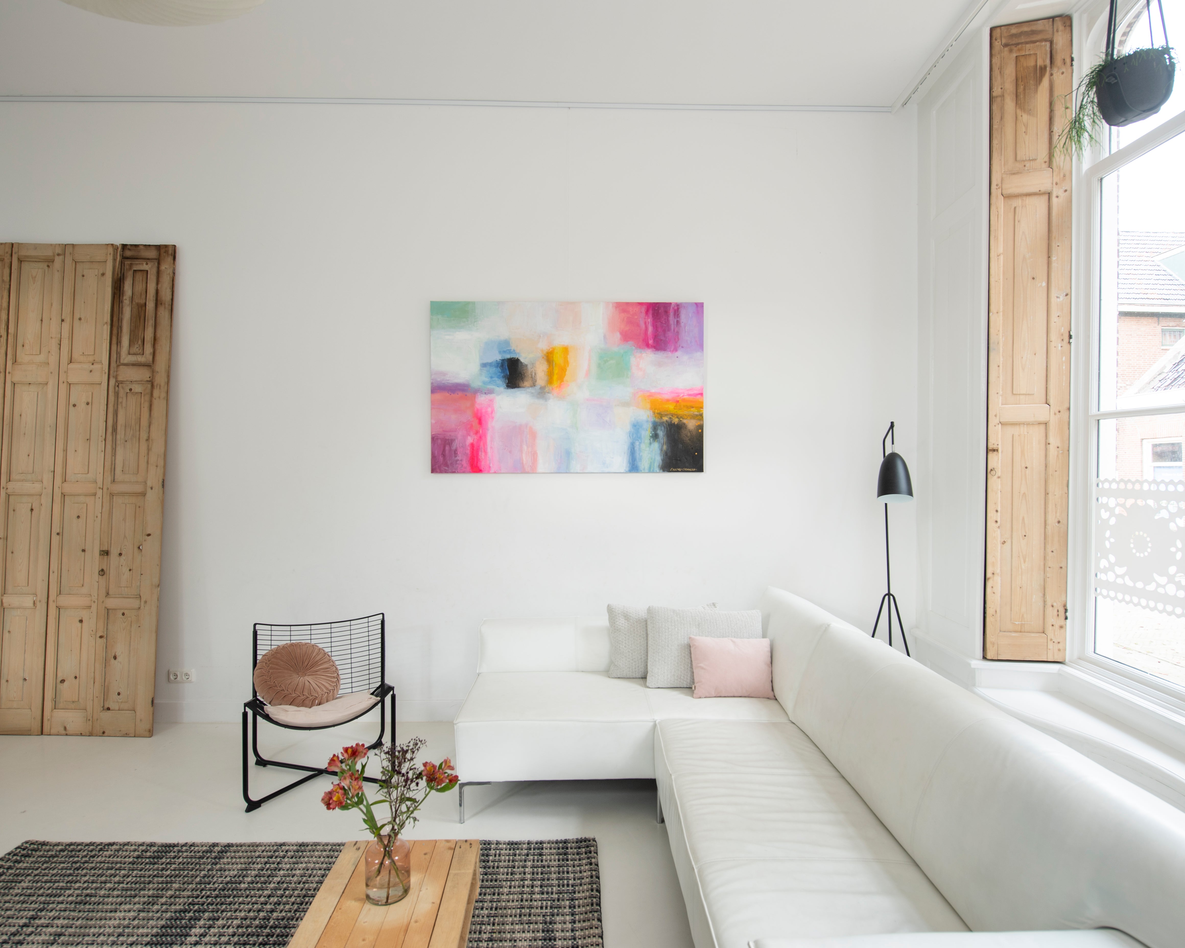 salon moderne avec une cimaise d'accrochage de tableau