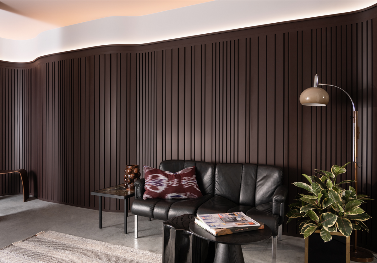 panneau mural marron avec lignes verticales derrière un canapé