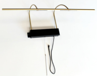 JADE (patère cachée par le tableau) - Applique Tableau LED sur batterie Mauduit-Biard  - 100cm  -  Laiton Patiné N°12
