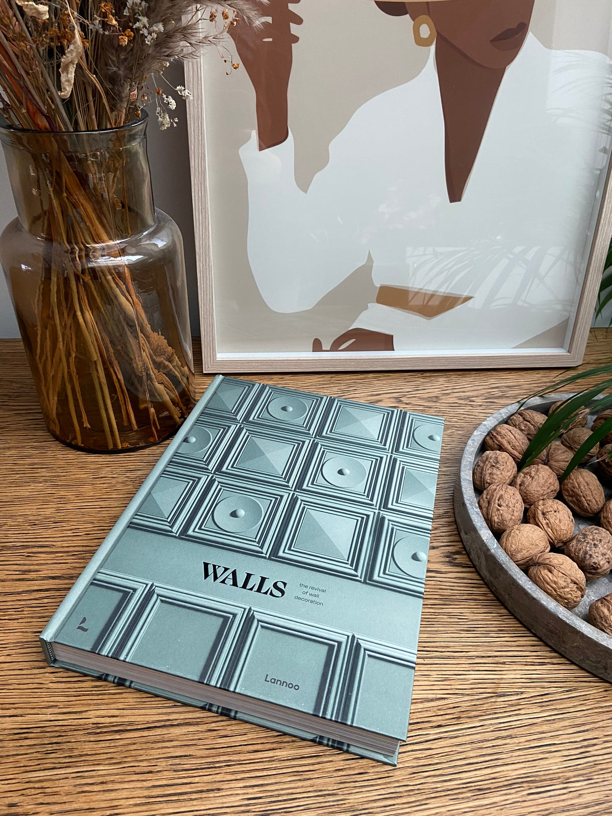 livre Orac Decor posé sur une table en bois