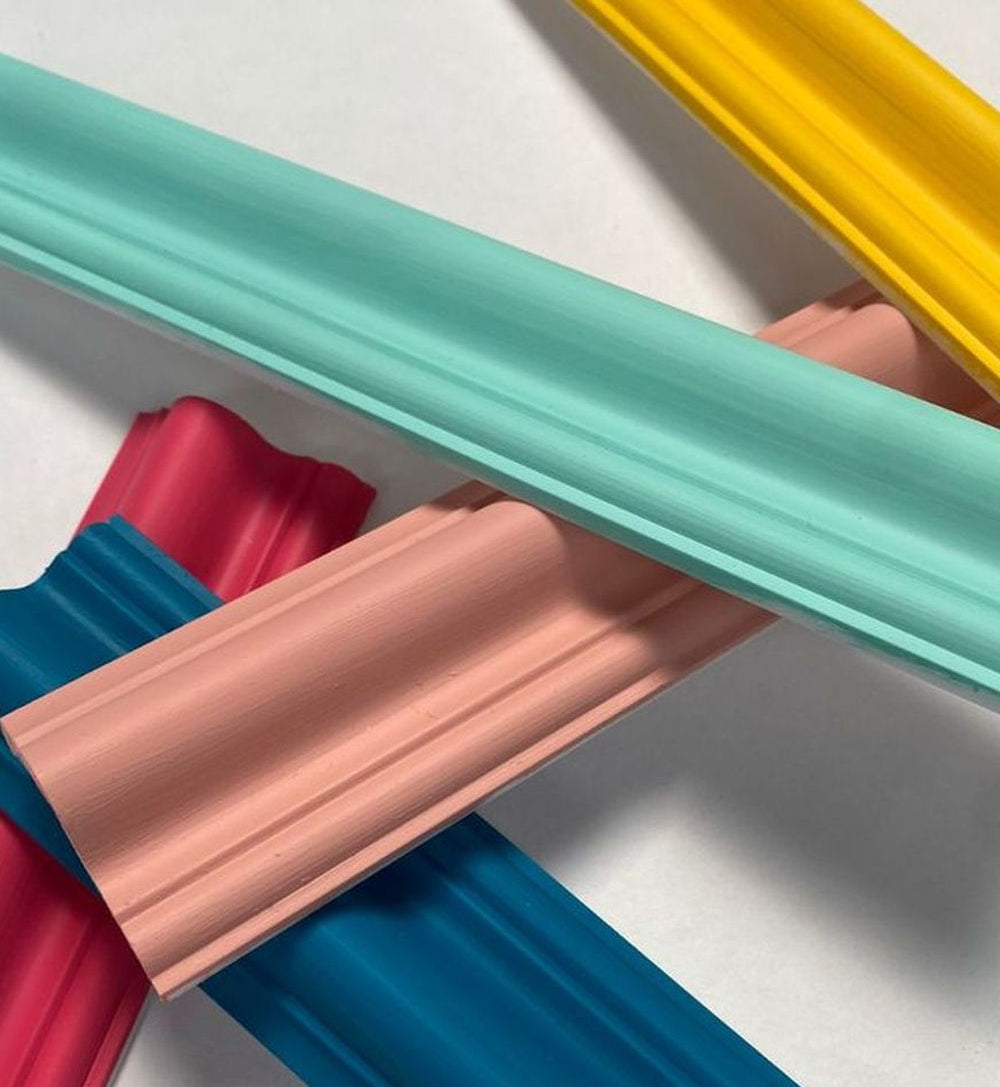 plusieurs échantillons de moulures colorées les unes sur les autres