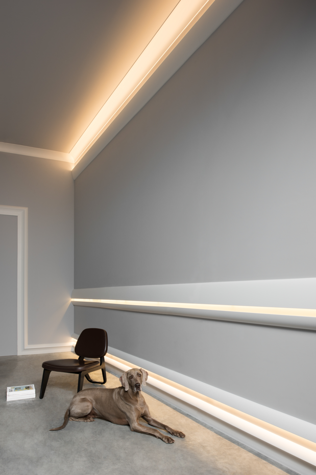 couloir habillé par des moulures modernes avec éclairage led indirect intégré