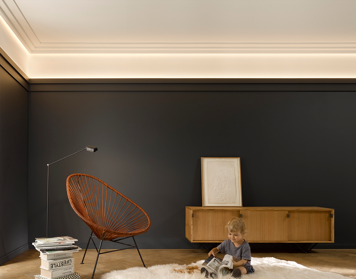 moulures modernes blanches et noires dans un intérieur au style industriel