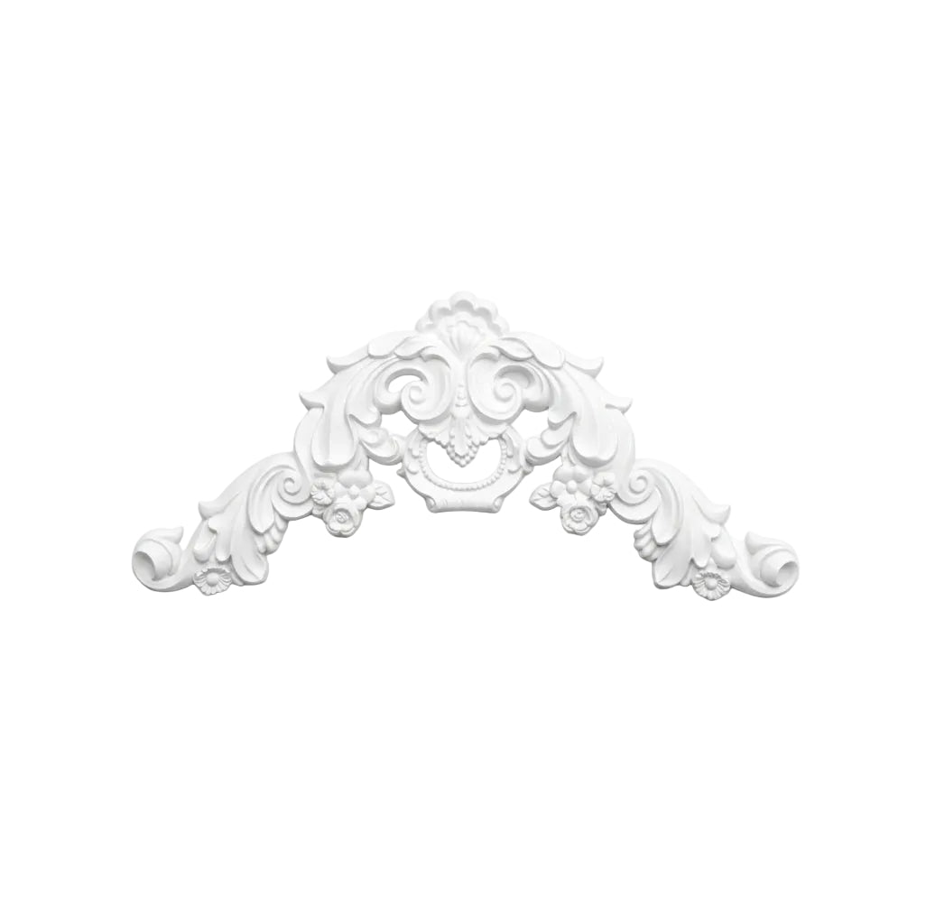 Fronton décoratif aux motifs floraux et volutes sur fond blanc