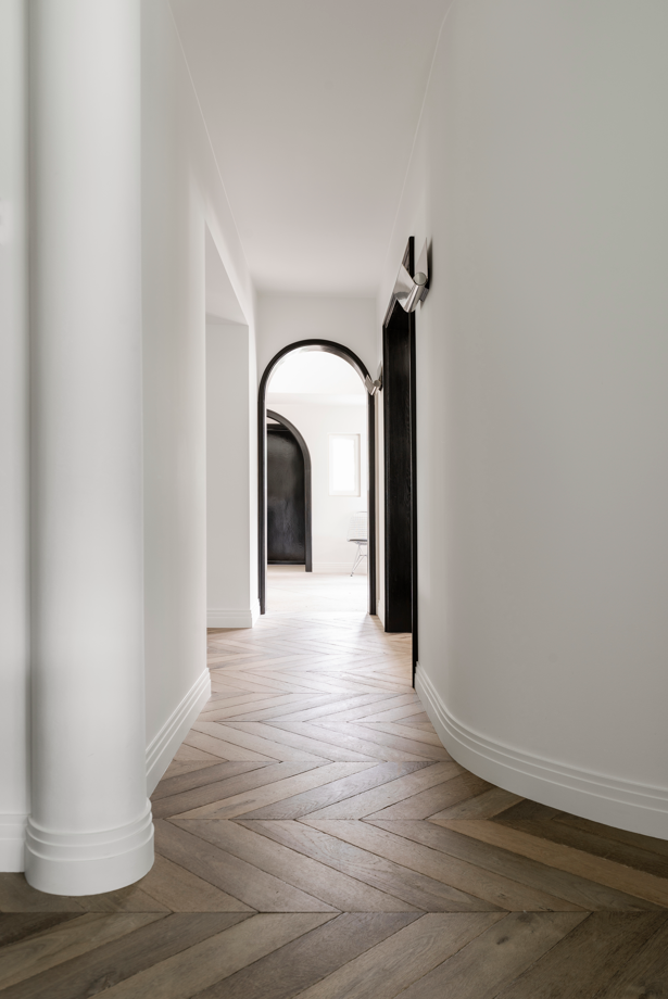 plinthe flexible blanche dans un couloir moderne