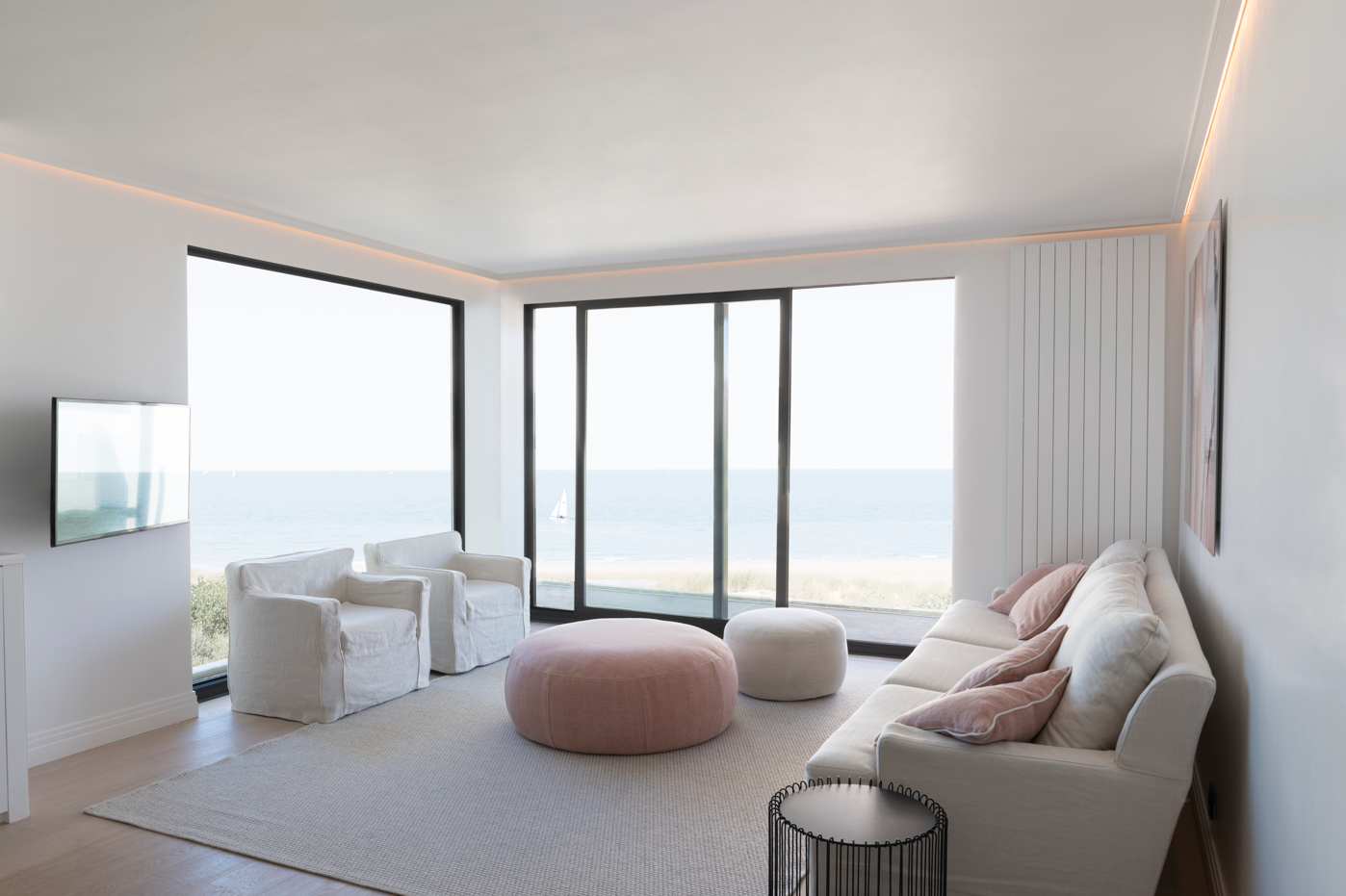 salon moderne blanc avec corniches modernes et éclairage indirecte